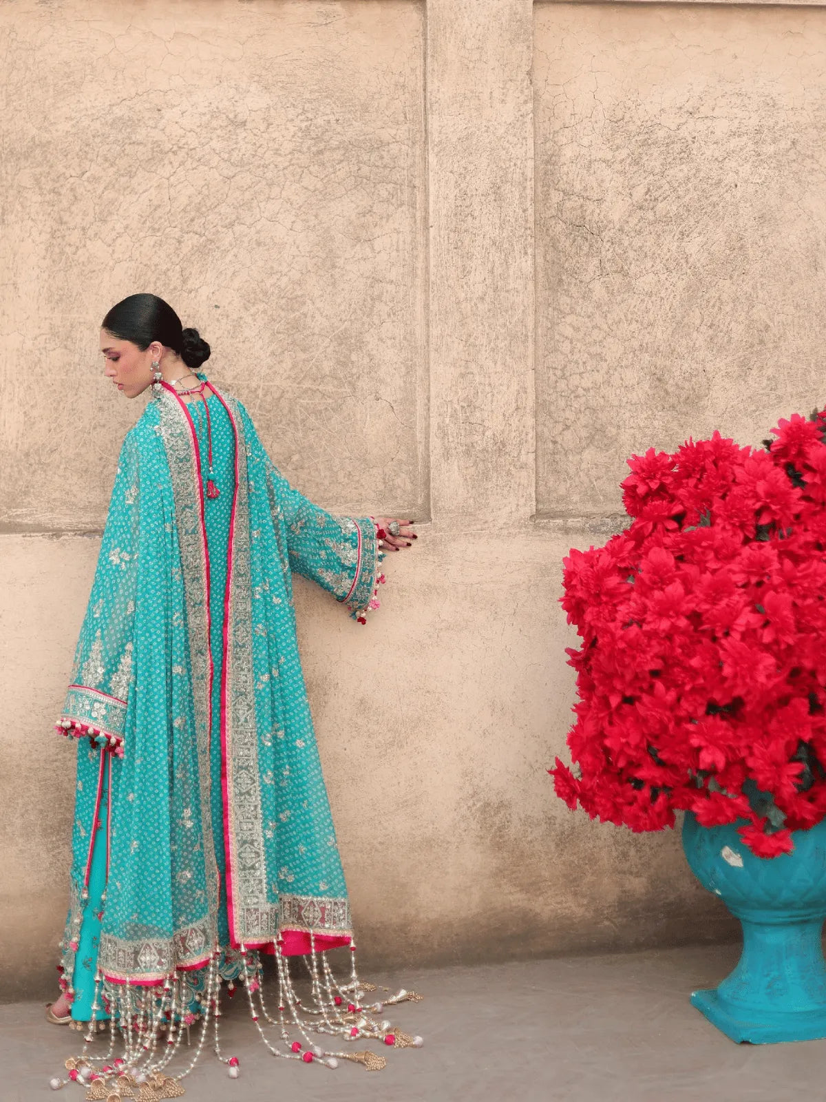 Mehr | NEOMA FESTIVE UNSTITCHED | REPUBLIC WOMENSWEAR